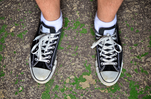 靴のかかとを踏む人の心理と特徴について