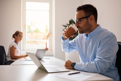 全肯定する人の心理には意外な思いが隠れていることも！