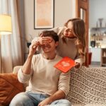 やたら物をくれる心理になる女性には恋愛感情がある？距離を縮めるコツとは