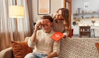 やたら物をくれる心理になる女性には恋愛感情がある？距離を縮めるコツとは