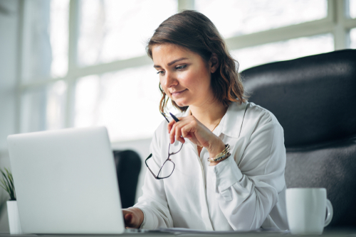 急に声が低くなる女性の心理にはどんな思いが隠れている?親しくなるためのコツ