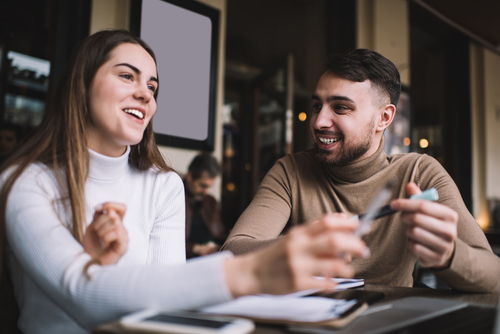 急に声が低くなる女性の心理にはどんな思いが隠れている?親しくなるためのコツ