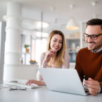 急に声が低くなる女性の心理にはどんな思いが隠れている？親しくなるためのコツ