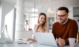 急に声が低くなる女性の心理にはどんな思いが隠れている？親しくなるためのコツ