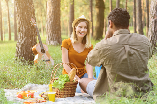 暇アピールする女性心理は脈ありサイン?距離を近づけるための行動の仕方とは