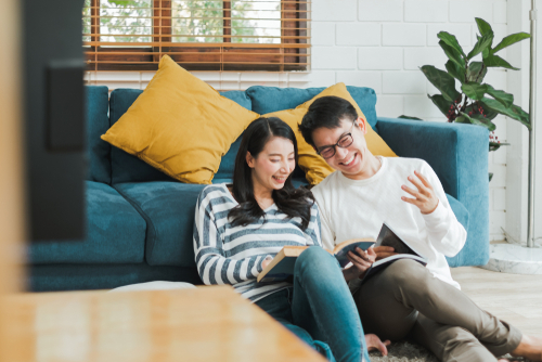 手を包み込む心理に女性が男性に対してなるのはなぜ？脈ありサインの可能性も！