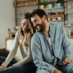 手を包み込む心理に女性が男性に対してなるのはなぜ？脈ありサインの可能性も！