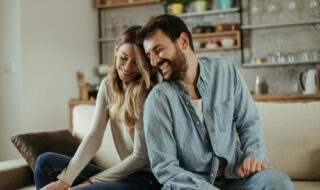 手を包み込む心理に女性が男性に対してなるのはなぜ？脈ありサインの可能性も！