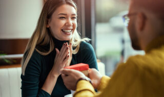 笑い上戸の心理にはどのような思いが隠れている？良好な関係を築くためのコツ