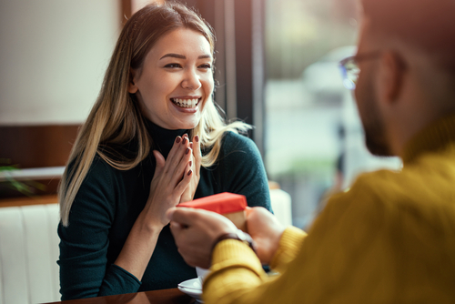 笑い上戸の心理にはどのような思いが隠れている？良好な関係を築くためのコツ