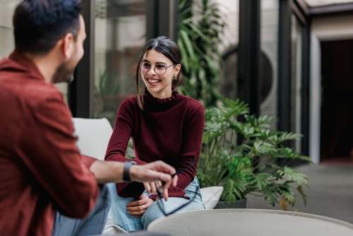 笑い上戸の心理にはどのような思いが隠れている？良好な関係を築くためのコツ