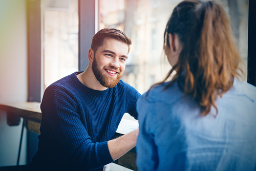 手を包み込む心理に女性が男性に対してなるのはなぜ？脈ありサインの可能性も！