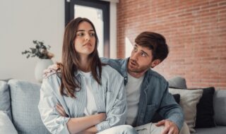 やきもちを焼く女性心理に隠れた思いとは？知ることで距離を近づけやすくなる！