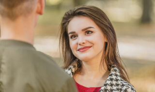 褒めてくれる女性の心理が気になる！脈ありサインかどうかの確かめ方について