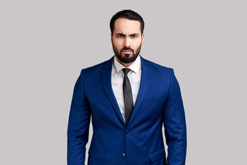 険しい顔をする心理になる理由は？隠れた思いを理解すると気持ちが楽になる！