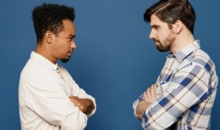 険しい顔をする心理になる理由は？隠れた思いを理解すると気持ちが楽になる！