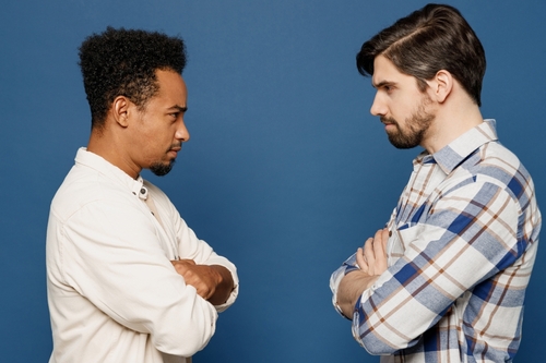 険しい顔をする心理になる理由は？隠れた思いを理解すると気持ちが楽になる！