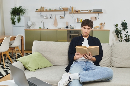 バンザイ寝をする心理を理解したい！心理を知ると現在の状態が分かる可能性も