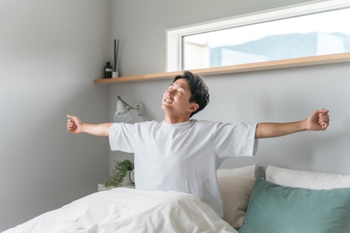 バンザイ寝をする心理を理解したい！心理を知ると現在の状態が分かる可能性も