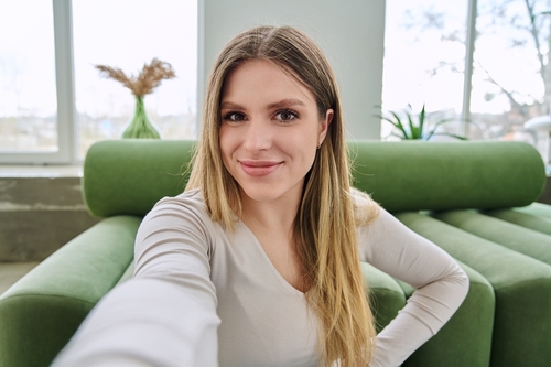 自撮りばかり載せる女性の心理が気になる！今後の理想的な接し方について