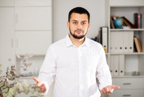 聞こえるように悪口を言う人の心理を理解するコツについて