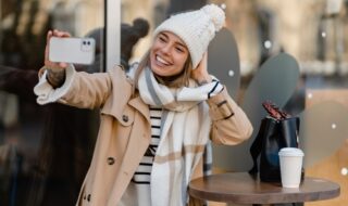 自撮りばかり載せる女性の心理が気になる！今後の理想的な接し方について