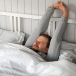 バンザイ寝をする心理を理解したい！心理を知ると現在の状態が分かる可能性も