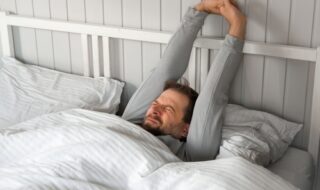 バンザイ寝をする心理を理解したい！心理を知ると現在の状態が分かる可能性も