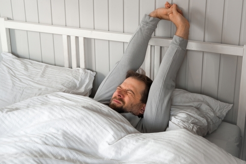 バンザイ寝をする心理を理解したい！心理を知ると現在の状態が分かる可能性も