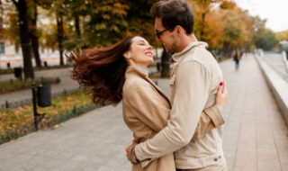 くっつきたい女性心理にはどのような思いがある？脈ありサインの可能性について