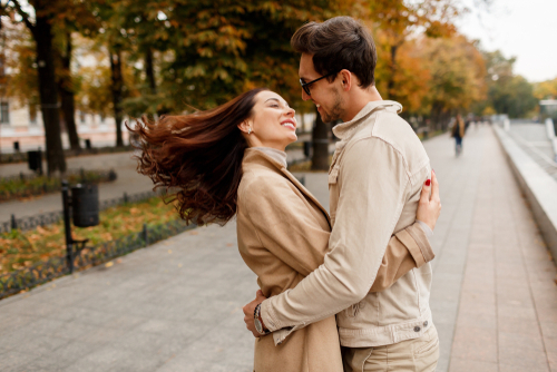 くっつきたい女性心理にはどのような思いがある?脈ありサインの可能性について