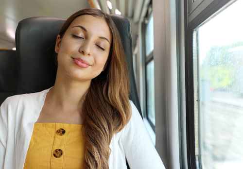 電車で寄りかかってくる女性心理が気になる！相手の気持ちを理解すると気持ちが楽に！