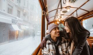 電車で寄りかかってくる女性心理が気になる！相手の気持ちを理解すると気持ちが楽に！