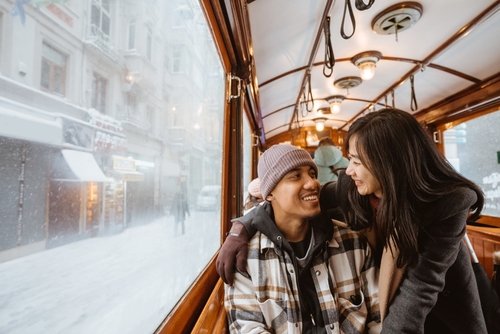 電車で寄りかかってくる女性心理が気になる！相手の気持ちを理解すると気持ちが楽に！