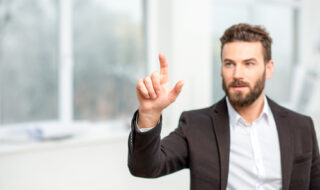 人を指差す心理になる理由は？関係性を良好に保つためのポイントについて