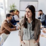 挨拶する時に目を合わせない女性心理が気になる！相手の思いを知って距離を縮めよう！