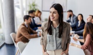 挨拶する時に目を合わせない女性心理が気になる！相手の思いを知って距離を縮めよう！