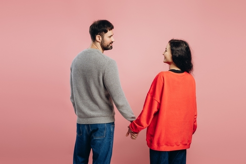 別れ際に振り返る女性心理が気になる!相手の気持ちを知ると関係性が良好に!
