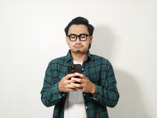 嫌いな人のSNSを見てしまう心理とは？現在の自分の状態が分かる可能性も！