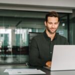 嫌いな人のSNSを見てしまう心理とは？現在の自分の状態が分かる可能性も！