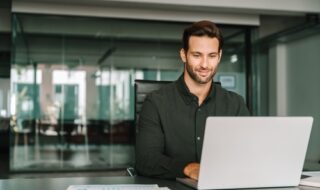 嫌いな人のSNSを見てしまう心理とは？現在の自分の状態が分かる可能性も！