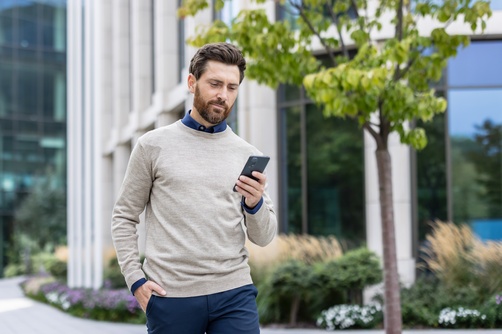 嫌いな人のSNSを見てしまう心理とは？現在の自分の状態が分かる可能性も！