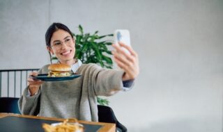 自撮りを送ってくる心理で女性の気持ちが分かる！恋愛上手になるためのコツ！