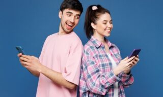スマホの写真を見せる心理に女性がなる理由は？距離を近づくためのコツについて