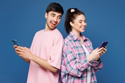 スマホの写真を見せる心理に女性がなる理由は?距離を近づくためのコツについて